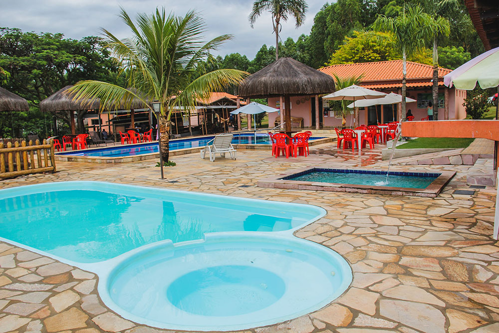 Um paraíso cercado pela natureza exuberante de Cocalzinho de Goiás.  Localizada em uma área de 30 mil metros quadrados, a apenas 1 km do centro da cidade e próxima ao Parque Estadual dos Pireneus e às belas cachoeiras entre Cocalzinho e Pirenópolis, nossa